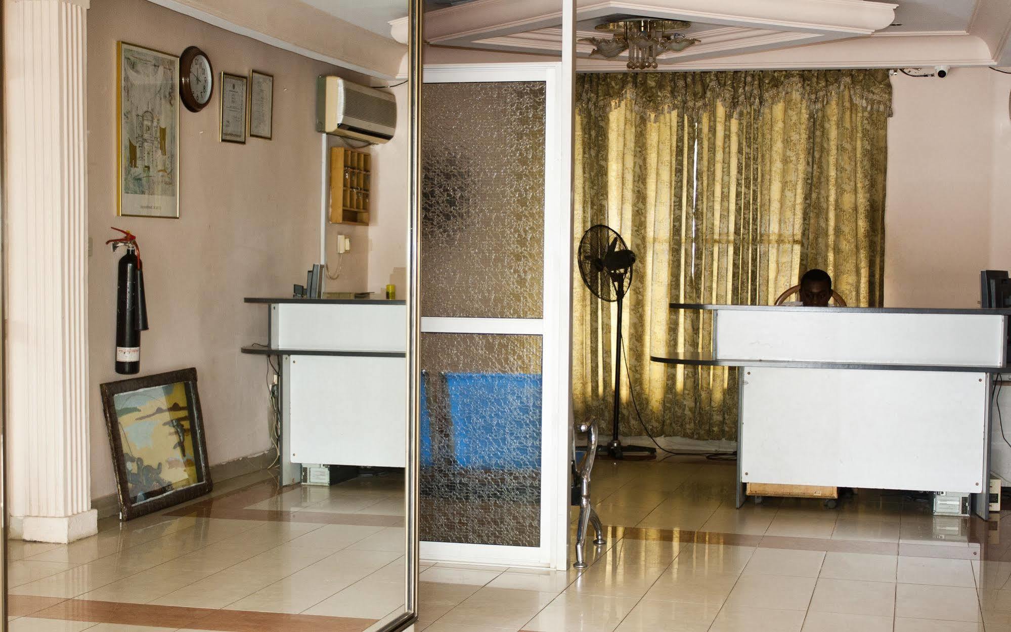 East Legon Guest Lodge Madina Exterior foto