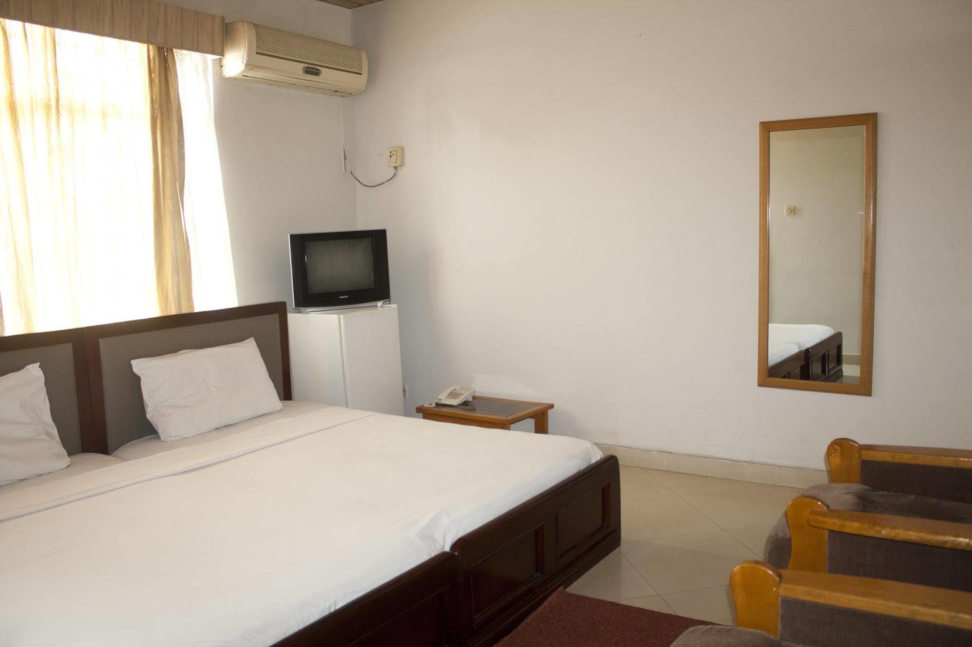 East Legon Guest Lodge Madina Exterior foto