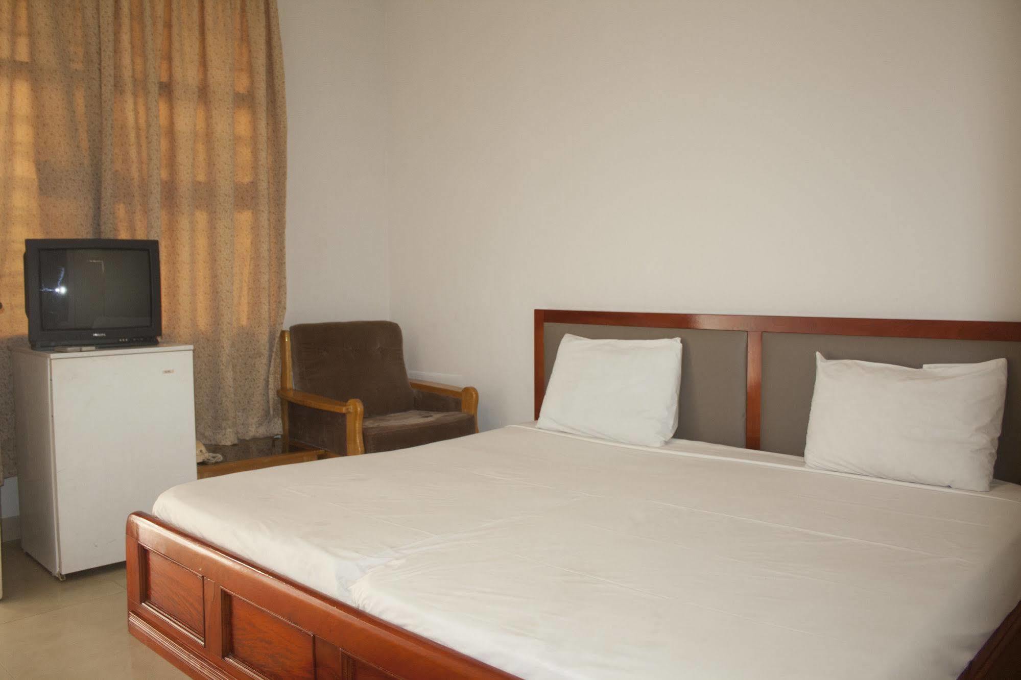 East Legon Guest Lodge Madina Exterior foto