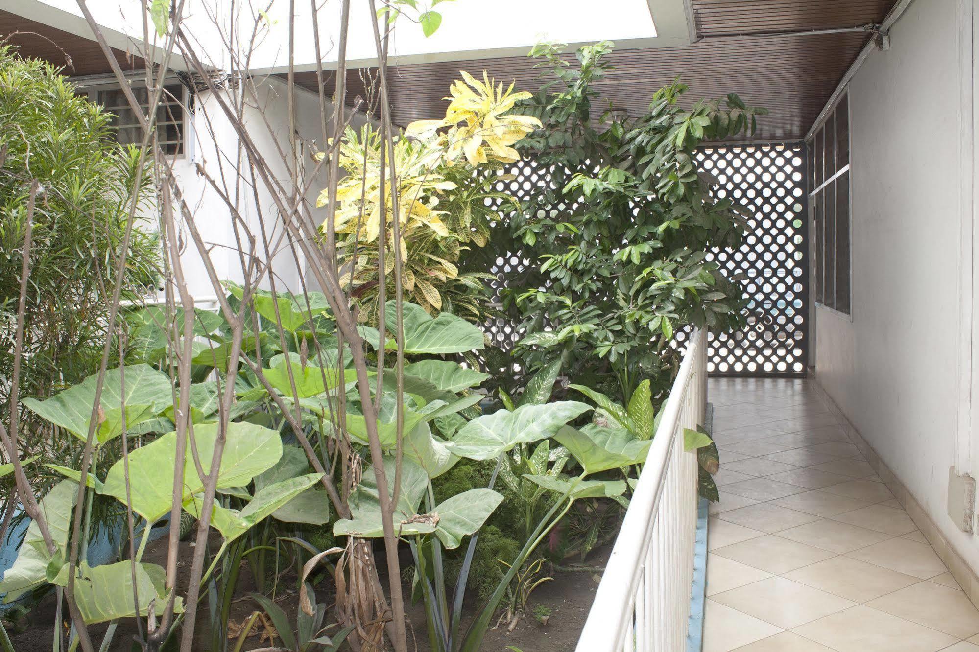 East Legon Guest Lodge Madina Exterior foto